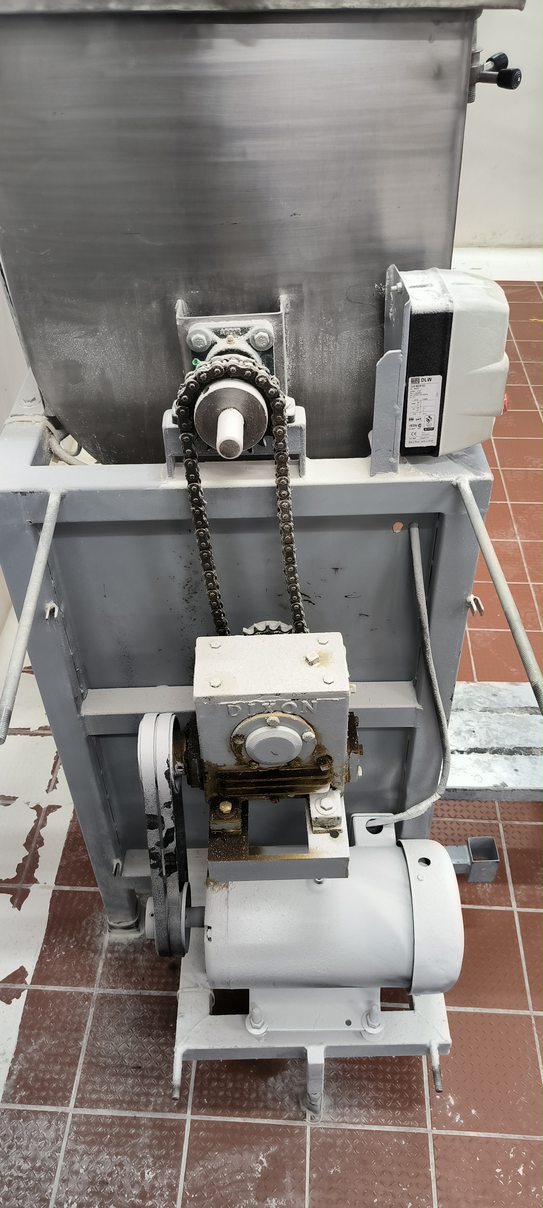 Banda transportadora inoxidable con deflector instalada
